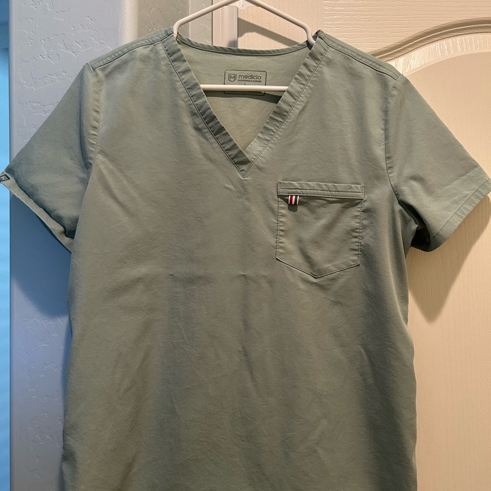 Medical Women’s Tencel sage scrub top